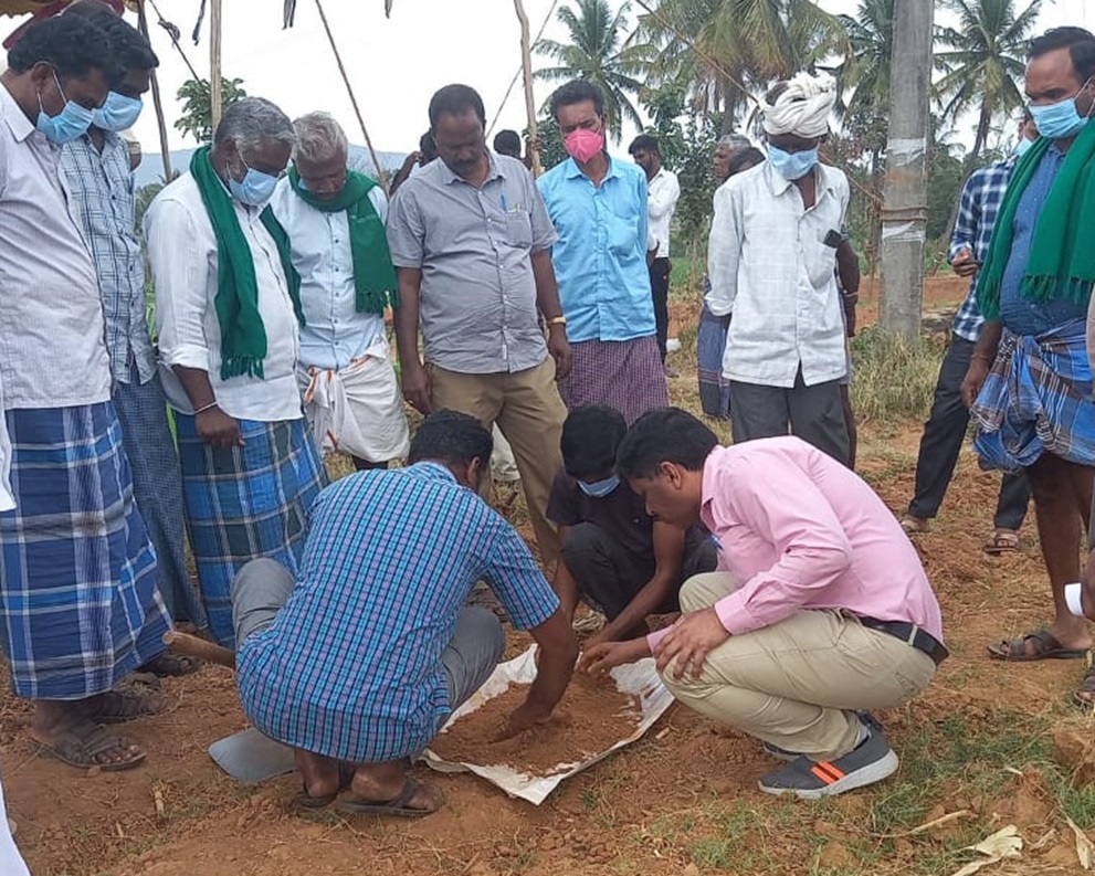 ರೈತರೊಬ್ಬರ ಜಮೀನಿನಲ್ಲಿ ಮಣ್ಣನ್ನು ಪರಿಶೀಲಿಸುತ್ತಿರುವ ಕೃಷಿ ವಿಜ್ಞಾನಿಗಳು