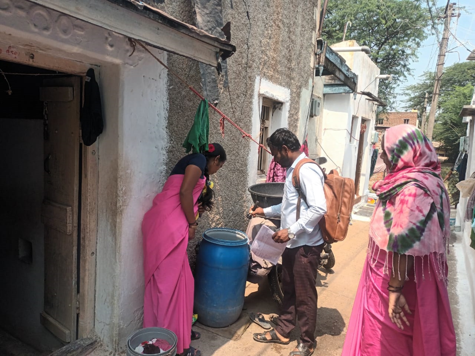 ನರಗುಂದ ತಾಲ್ಲೂಕಿನ ಹುಣಸಿಕಟ್ಟಿಯಲ್ಲಿ ಆಶಾ ಕಾರ್ಯಕರ್ತೆಯರು ಸೊಳ್ಳೆಗಳ ನಾಶಕ್ಕೆ ನೀರಿನ ತೊಟ್ಟಿ ಪರೀಕ್ಷಿಸುತ್ತಿರುವುದು