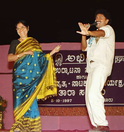 ಮಗ ವಿನೋದ್ ಅವರ ಹಾಡಿನ ವೇಳೆ ವೇದಿಕೆಯಲ್ಲಿದ್ದ ಲೀಲಾವತಿಯವರು