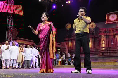 ವೇದಿಕೆಯೊಂದರಲ್ಲಿ ಪುತ್ರ ವಿನೋದ್ರೊಂದಿಗೆ ಲೀಲಾವತಿಯವರು ಕಾಣಿಸಿಕೊಂಡ ಕ್ಷಣ