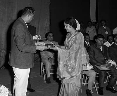 1971ರಲ್ಲಿ ಶ್ರೇಷ್ಠ ಅಭಿನಯಕ್ಕಾಗಿ ಕರ್ನಾಟಕ ರಾಜ್ಯ ಪ್ರಶಸ್ತಿಯನ್ನು ಎಂ. ರಾಜಶೇಖರ ಮೂರ್ತಿ ಅವರಿಂದ ಬೆಂಗಳೂರಿನ ರವೀಂದ್ರ ಕಲಾಕ್ಷೇತ್ರದಲ್ಲಿ ಸ್ವೀಕರಿಸಿದ ಸಂದರ್ಭ.