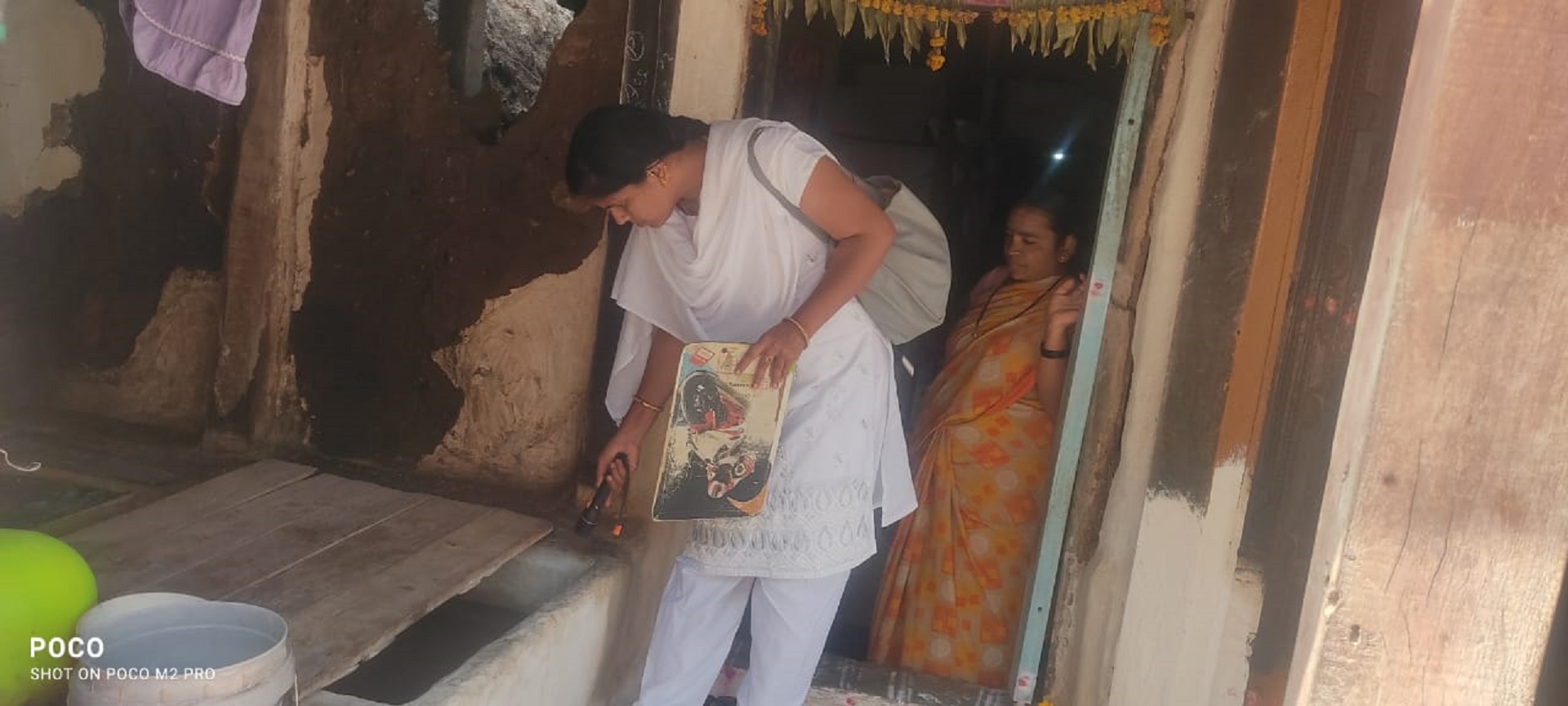 ರೋಣ ನಗರದ ವಿವಿಧ ಬಡಾವಣೆಗಳಲ್ಲಿ ಲಾರ್ವಾ ಸರ್ವೆ ಮಾಡುತ್ತಿರುವ ಆರೋಗ್ಯ ಇಲಾಖೆ ಸಿಬ್ಬಂದಿ