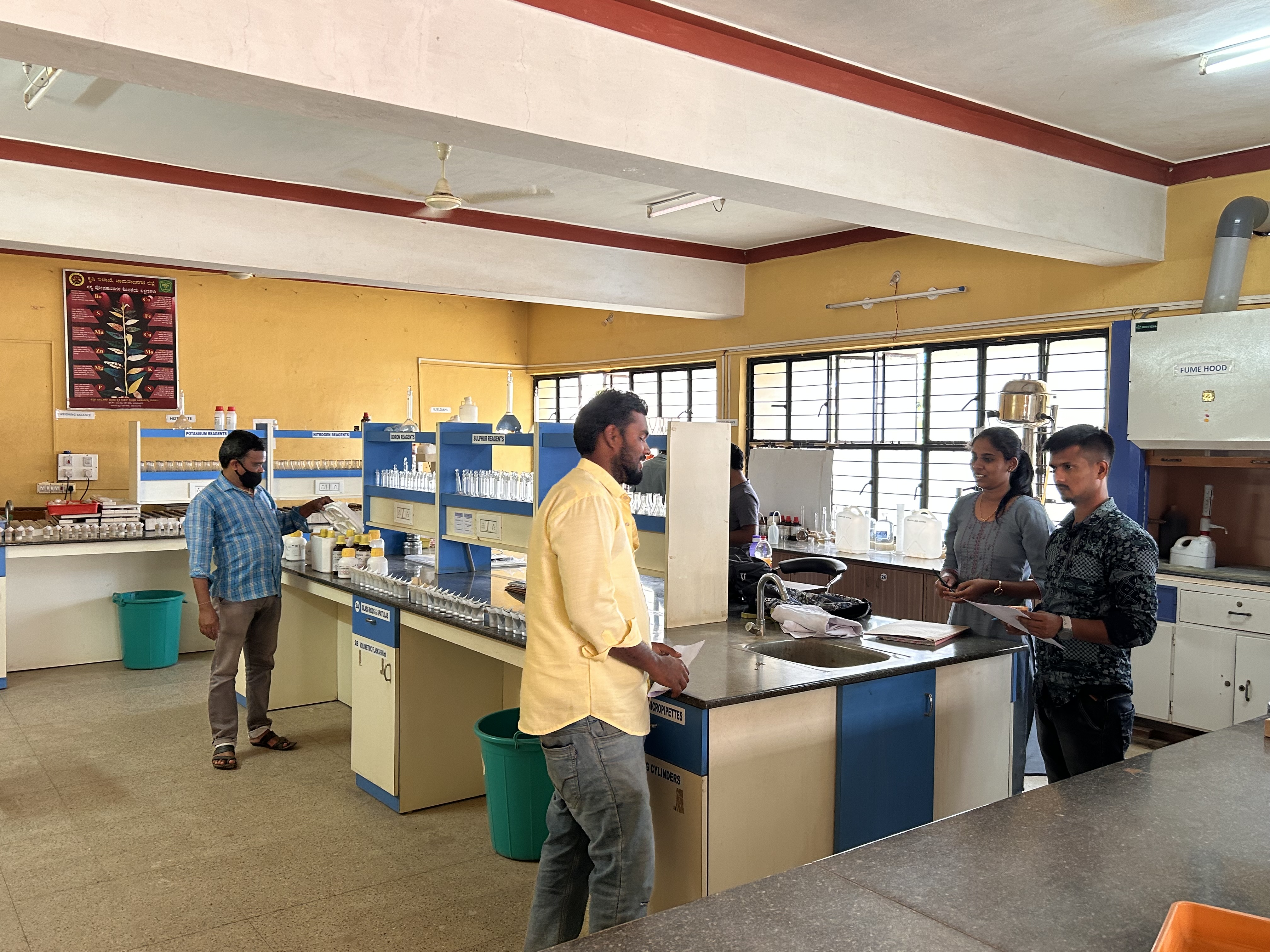 ಚಾಮರಾಜನಗರದಲ್ಲಿರುವ ಕೃಷಿ ಇಲಾಖೆಯ ಮಣ್ಣು ಪರೀಕ್ಷಾ ಕೇಂದ್ರದಲ್ಲಿ ಮಣ್ಣಿನ ಮಾದರಿ ತಂದಿದ್ದ ರೈತರೊಬ್ಬರು ಸಿಬ್ಬಂದಿಯೊಂದಿಗೆ ಮಾತನಾಡುತ್ತಿರುವುದು