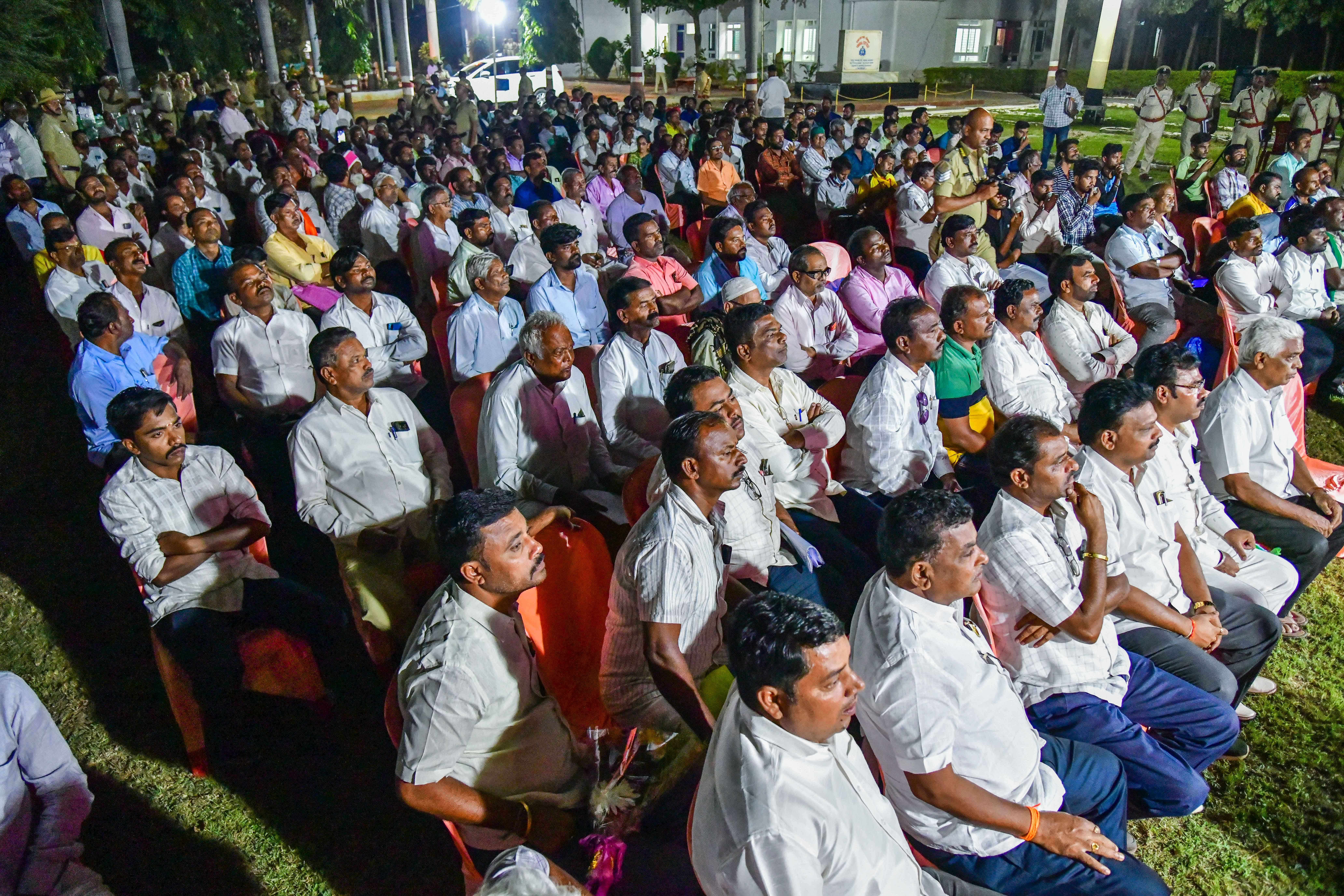 ಸಭೆಯಲ್ಲಿ ಪಾಲ್ಗೊಂಡಿದ್ದ ಸಾರ್ವಜನಿಕರು