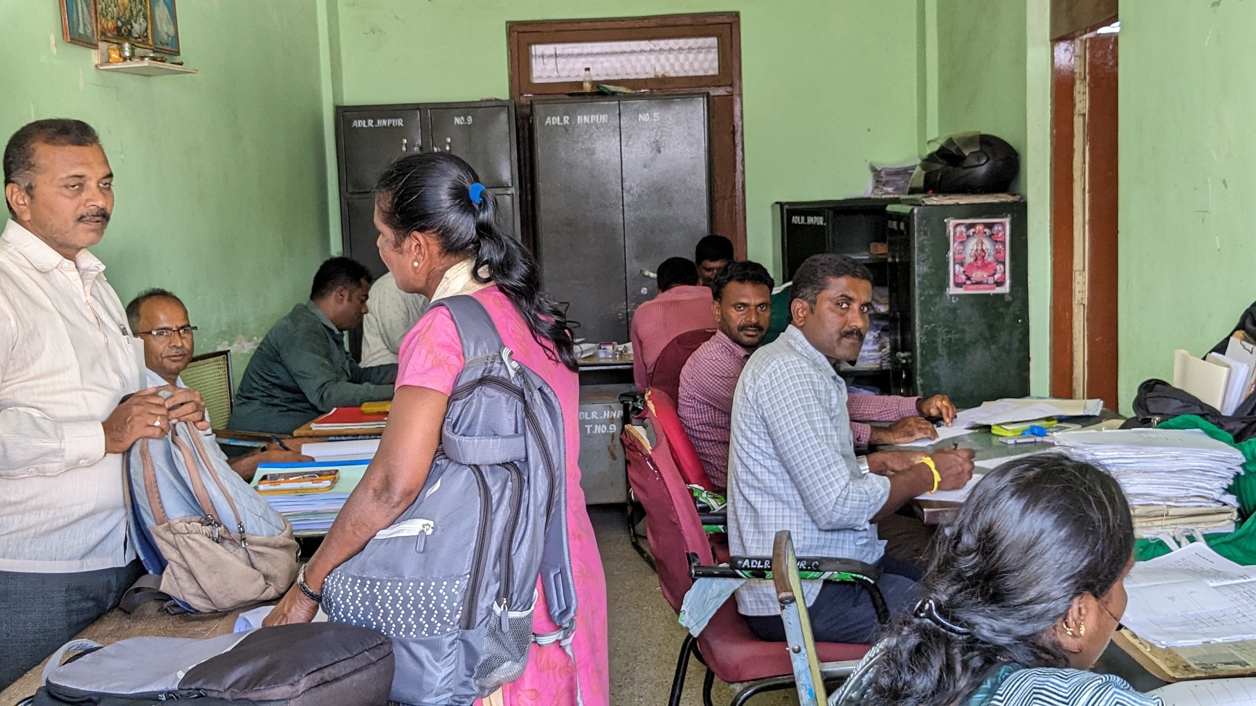 ಹೊಳೆನರಸೀಪುರದ ಭೂದಾಖಲೆಗಳ ಇಲಾಖೆಯಲ್ಲಿ ಸರ್ವೇಯರ್ಗಳೂ ಕುಳಿತುಕೊಳ್ಳಲು ಜಾಗದ ಕೊರತೆ ಇದೆ