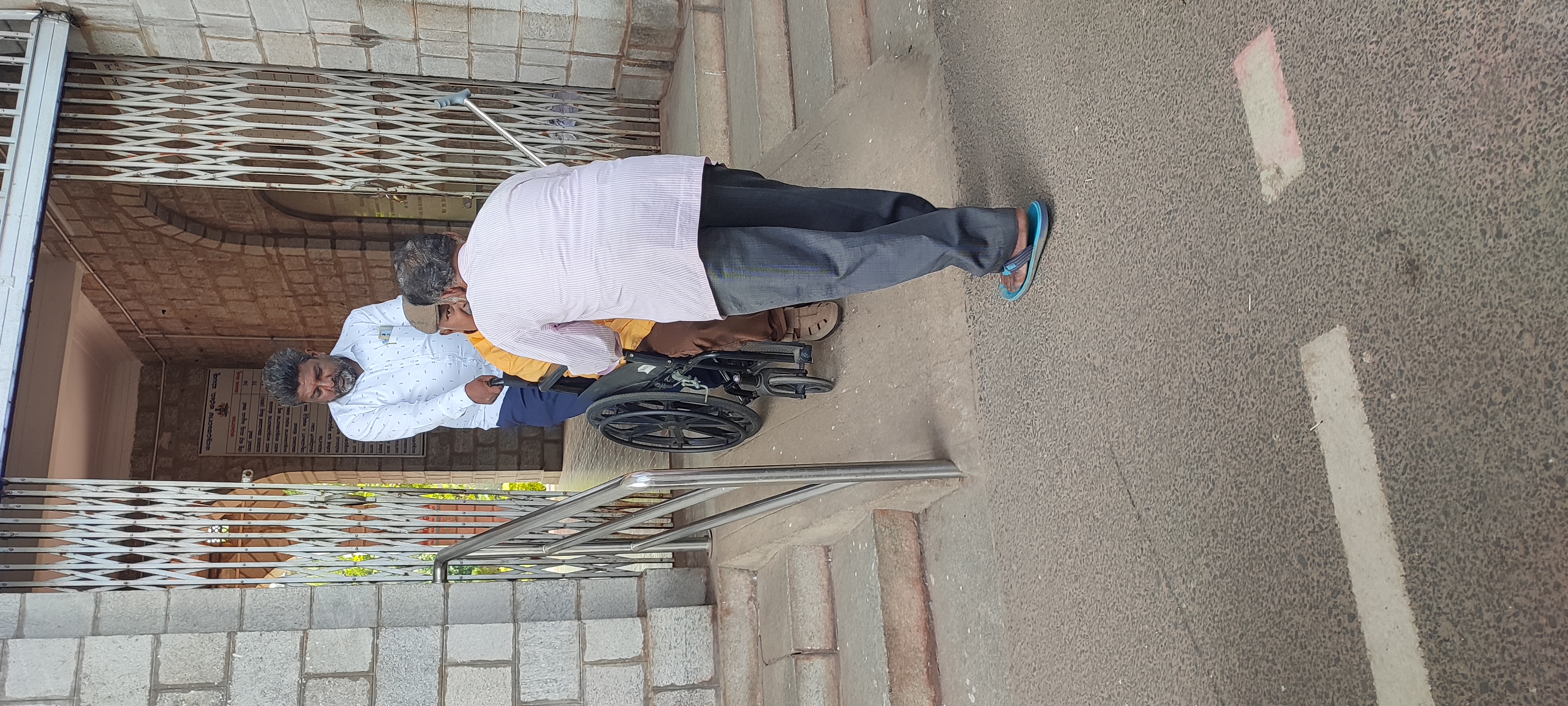 ಜಿಲ್ಲಾಧಿಕಾರಿ ಕಚೇರಿಗೆ ರ್ಯಾಂಪ್ ಬಳಸಿ ಅಂಗವಿಕಲರೊಬ್ಬರನ್ನು ಕರೆದೊಯ್ಯುತ್ತಿರುವುದು