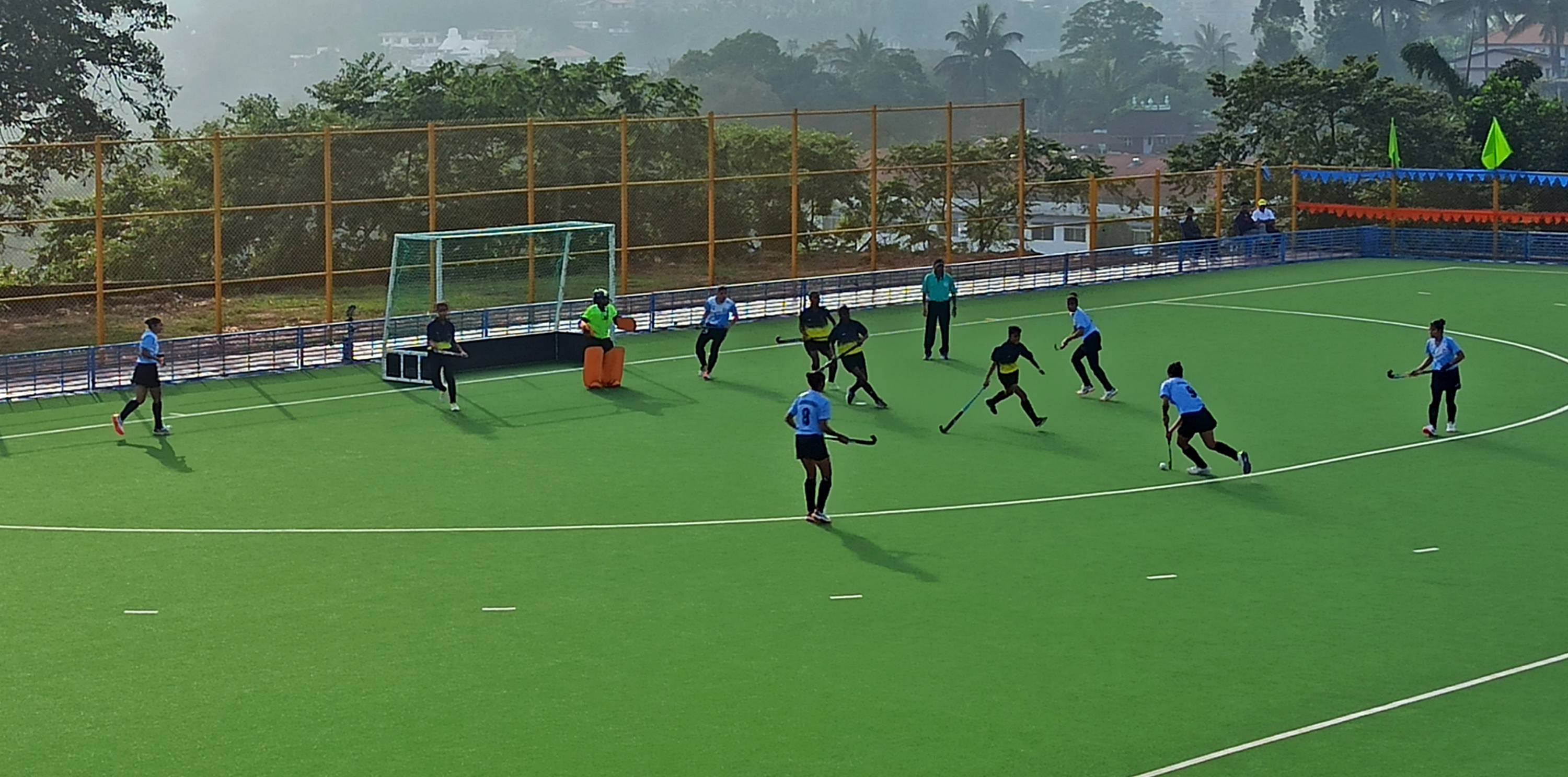 ಸೋಮವಾರಪೇಟೆ ಸಿಂಥೆಟಿಕ್ ಟರ್ಫ್ ಮೈದಾನದಲ್ಲಿ ನಡೆಯುತ್ತಿರುವ ರಾಷ್ಟ್ರಮಟ್ಟದ ಬಾಲಕಿಯರ ಹಾಕಿ ಪಂದ್ಯದಲ್ಲಿ ಉತ್ತರ ಪ್ರದೇಶ ಮತ್ತು ಚಂಡೀಗಡ ತಂಡದ ಆಟಗಾರರು ಗೆಲುವಿಗಾಗಿ ಸೆಣಸಾಟ ನಡೆಸಿದರು