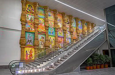 ಹೊಸ ಟರ್ಮಿನಲ್ ಕಟ್ಟಡವು 60 ಚೆಕ್–ಇನ್ ಕೌಂಟರ್ಗಳು, 5 ಬ್ಯಾಗೇಜ್ ಬರುವ ಸ್ಥಳಗಳು, 60 ಆಗಮನ ಇಮಿಗ್ರೇಷನ್ ಕೌಂಟರ್ಗಳು ಮತ್ತು 44 ನಿರ್ಗಮನ ಇಮಿಗ್ರೇಷನ್ ಕೌಂಟರ್ಗಳನ್ನು ಒಳಗೊಂಡಿದೆ.