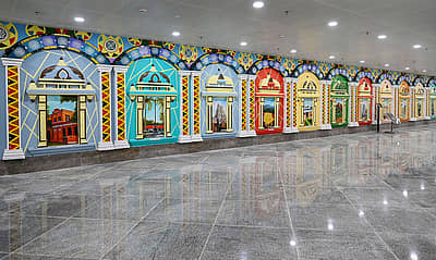 ಹೊಸ ಕಟ್ಟಡ ಸಾಕಷ್ಟು ಕಲಾಕೃತಿ ಮತ್ತು ಭಿತ್ತಿಚಿತ್ರಗಳನ್ನು ಹೊಂದಿದೆ. ಇದಕ್ಕಾಗಿ 100 ಕಲಾವಿದರು 30 ದಿನಗಳ ಕಾಲ ಕೆಲಸ ಮಾಡಿದ್ದಾರೆ.