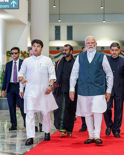 ತಿರುಚಿರಾಪಳ್ಳಿ ಅಂತರರಾಷ್ಟ್ರೀಯ ವಿಮಾನ ನಿಲ್ದಾಣದಲ್ಲಿ ಕೇಂದ್ರ ಸಚಿವ ಜ್ಯೋತಿರಾದಿತ್ಯ ಸಿಂಧಿಯಾ ಅವರೊಂದಿಗೆ ಪ್ರಧಾನಿ ನರೇಂದ್ರ ಮೋದಿ.