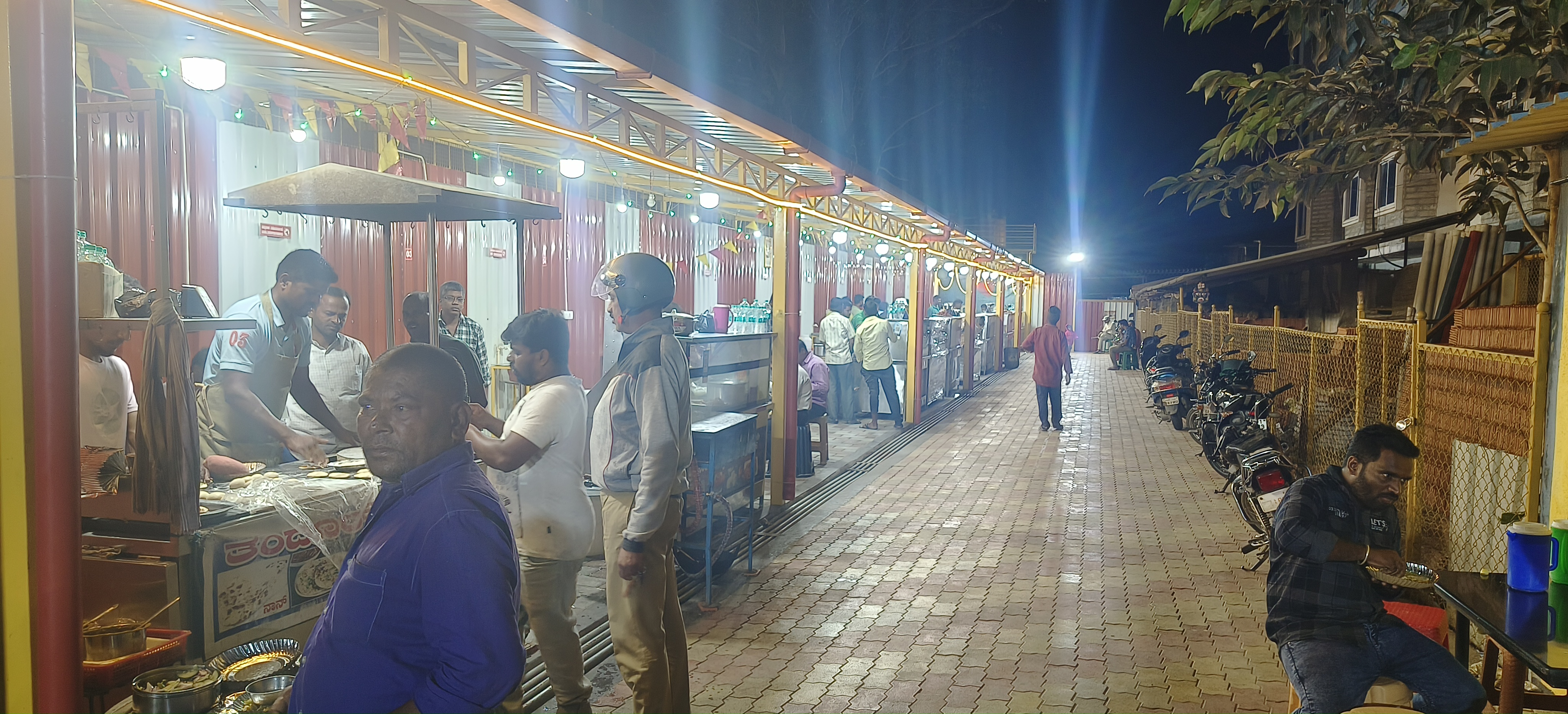 ಕೊಳ್ಳೇಗಾಲದ ಕೆಎಸ್ಆರ್ಟಸಿ ಬಸ್ ನಿಲ್ದಾಣದ ಬಳಿ ಇರುವ ಫುಡ್ ಝೋನಿನ ನೋಟ