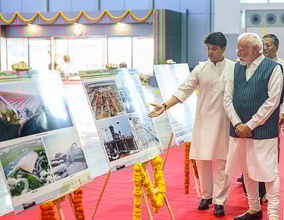 ತಿರುಚಿರಾಪಳ್ಳಿ ಅಂತರರಾಷ್ಟ್ರೀಯ ವಿಮಾನ ನಿಲ್ದಾಣದಲ್ಲಿ ಹೊಸ ಟರ್ಮಿನಲ್ ಕಟ್ಟಡದಲ್ಲಿ ಕೇಂದ್ರ ನಾಗರಿಕ ವಿಮಾನಯಾನ ಸಚಿವ ಜ್ಯೋತಿರಾದಿತ್ಯ ಸಿಂಧಿಯಾ ಅವರೊಂದಿಗೆ ಪ್ರಧಾನಿ ನರೇಂದ್ರ ಮೋದಿ.