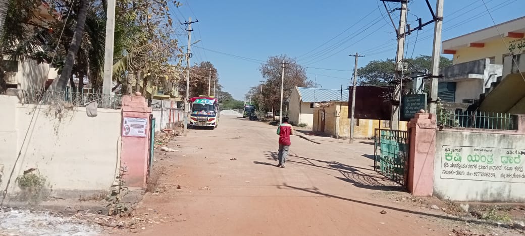 ಖಾಸಗಿ ವಾಹನಗಳ ಪಾರ್ಕಿಂಗ್ ಸ್ಥಳವಾದ ರೋಣ ಎಪಿಎಂಸಿ ಆವರಣ