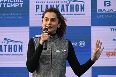 ಬೆಂಗಳೂರಿನ ಕಂಠೀರವ ಸ್ಟೇಡಿಯಂನಲ್ಲಿ ಬಜಾಜ್ ಅಲಾಂಜ್ ಲೈಫ್ ಇನ್ಶುರೆನ್ಸ್ ಇಂದು (ಭಾನುವಾರ) ಆಯೋಜಿಸಿದ್ದ ಪ್ಲಾಂಕಥಾನ್ನ ನಾಲ್ಕನೇ ಆವೃತ್ತಿಯ ನ್ಯೂ ಗಿನ್ನಿಸ್ ವರ್ಲ್ಡ್ ರೆಕಾರ್ಡ್ ಹಾಗೂ ಭಾರತೀಯ ಬಾಹ್ಯಾಕಾಶ ಸಂಶೋಧನಾ ಸಂಸ್ಥೆಗೆ (ಇಸ್ರೋ) ಅಭಿನಂದನಾ ಕಾರ್ಯಕ್ರಮದ ಅಂಗವಾಗಿ ನಟಿ ತಾಪ್ಸಿ ಪನ್ನು ಪಾಲ್ಗೊಂಡಿದ್ದರು.