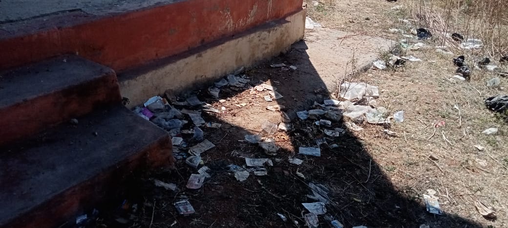 ರೋಣ ಎಪಿಎಂಸಿ ಪ್ರಾಂಗಣದಲ್ಲಿ ಕುಡಿದು ಎಸೆದಿರುವ ಮದ್ಯದ ಪ್ಯಾಕೇಟ್ಗಳು