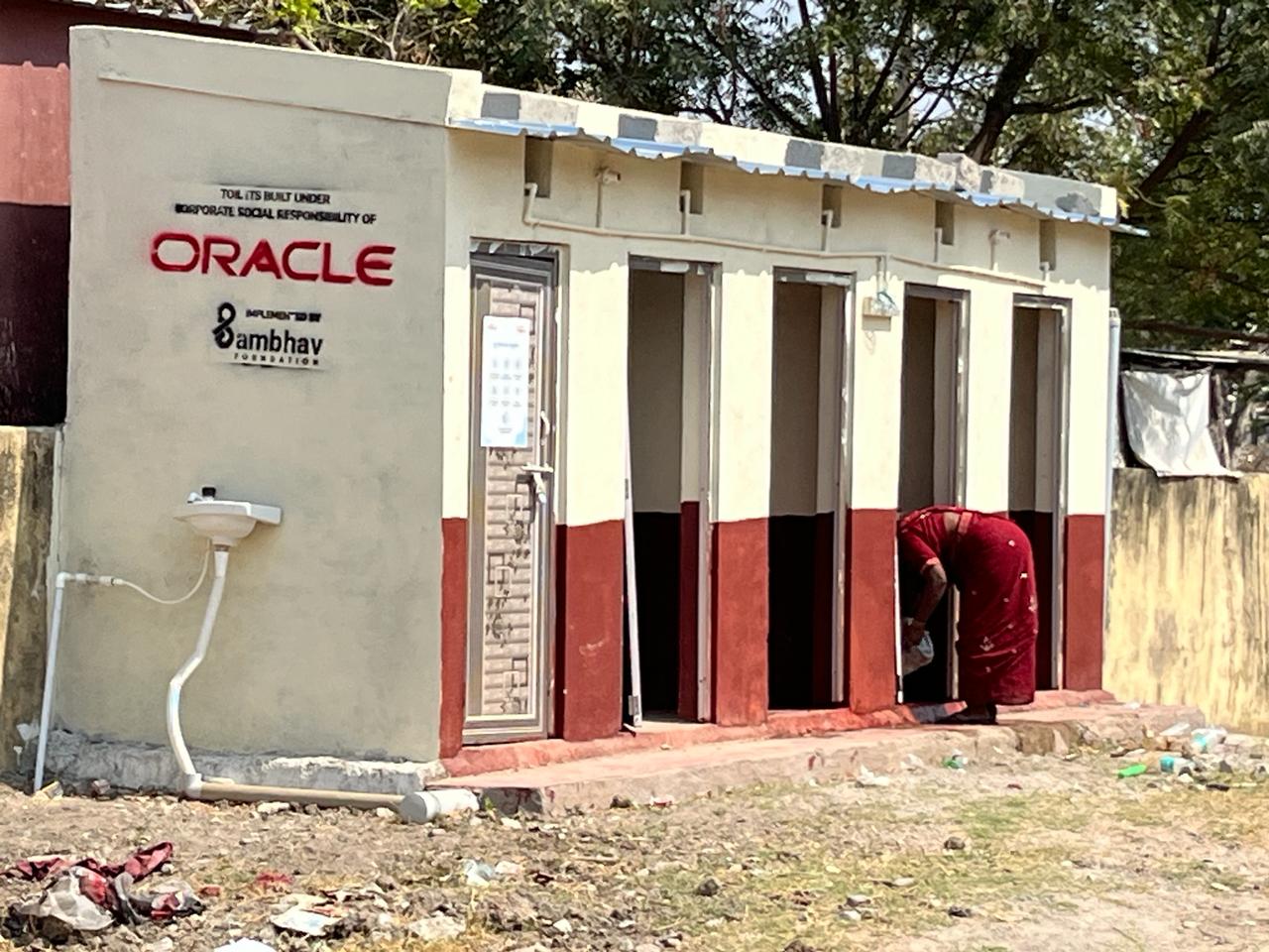 ರಾಯಚೂರಿನ ಕೆಇಬಿ ಕಾಲೊನಿಯ ಹಿರಿಯ ಪ್ರಾಥಮಿಕ ಶಾಲೆಯ ಶೌಚಾಲಯಗಳ ಬಾಗಿಲುಗಳನ್ನು ಕಿಡಿಗೇಡಿಗಳು ಮುರಿದಿದ್ದಾರೆ