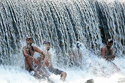 ಬಿಸಿಲು ಏರಿದಂತೆ ಜನರು ನೀರಿನ ಆಶ್ರಯತಾಣಗಳನ್ನು ಹುಡುಕುತ್ತಿದ್ದು, ಮಂಡ್ಯ ಜಿಲ್ಲೆ ಶ್ರೀರಂಗಪಟ್ಟಣ ತಾಲ್ಲೂಕಿನ ಎಡಮುರಿಯಲ್ಲಿ ಈಜಿನ ಮೋಜಿನಲ್ಲಿ ತೊಡಗಿದ್ದ ಯುವಕ/ಯುವತಿಯರು ಮೈಮನ ತಂಪಾಗಿಸಿಕೊಂಡರು.