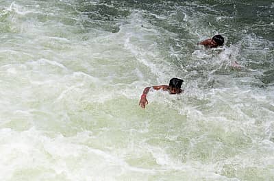 ಬಿಸಿಲು ಏರಿದಂತೆ ಜನರು ನೀರಿನ ಆಶ್ರಯತಾಣಗಳನ್ನು ಹುಡುಕುತ್ತಿದ್ದು, ಮಂಡ್ಯ ಜಿಲ್ಲೆ ಶ್ರೀರಂಗಪಟ್ಟಣ ತಾಲ್ಲೂಕಿನ ಎಡಮುರಿಯಲ್ಲಿ ಈಜಿನ ಮೋಜಿನಲ್ಲಿ ತೊಡಗಿದ್ದ ಯುವಕ/ಯುವತಿಯರು ಮೈಮನ ತಂಪಾಗಿಸಿಕೊಂಡರು.