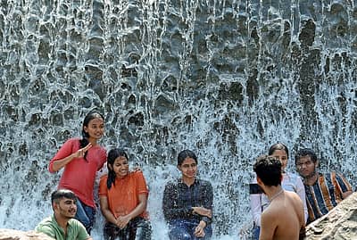 ಬಿಸಿಲು ಏರಿದಂತೆ ಜನರು ನೀರಿನ ಆಶ್ರಯತಾಣಗಳನ್ನು ಹುಡುಕುತ್ತಿದ್ದು, ಮಂಡ್ಯ ಜಿಲ್ಲೆ ಶ್ರೀರಂಗಪಟ್ಟಣ ತಾಲ್ಲೂಕಿನ ಎಡಮುರಿಯಲ್ಲಿ ಈಜಿನ ಮೋಜಿನಲ್ಲಿ ತೊಡಗಿದ್ದ ಯುವಕ/ಯುವತಿಯರು ಮೈಮನ ತಂಪಾಗಿಸಿಕೊಂಡರು.