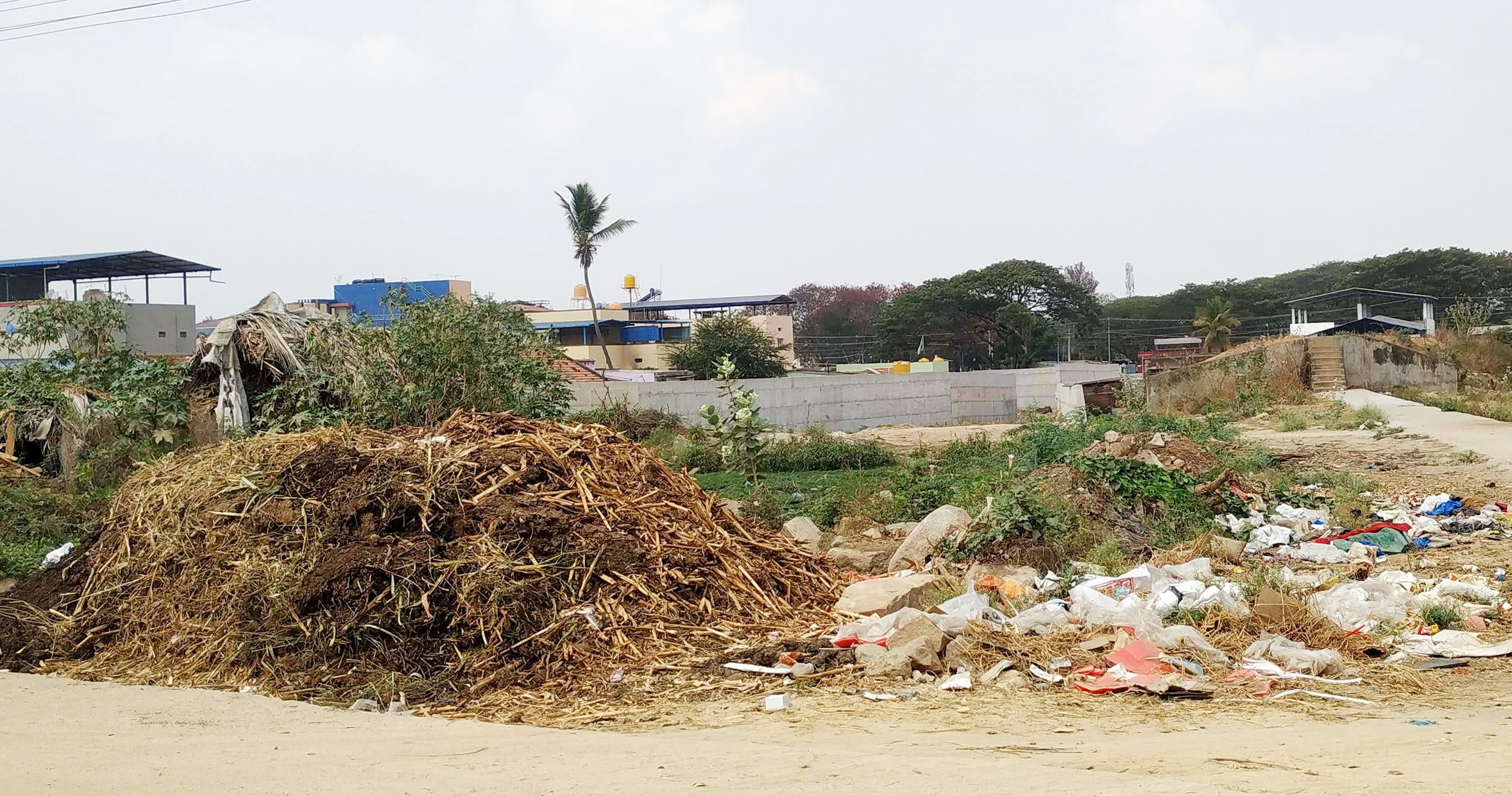 ಹೊಳಲ್ಕೆರೆಯ ಗ್ರಾಮೀಣ ಭಾಗದಲ್ಲಿ ರಸ್ತೆ ಬದಿ ಹಾಕಿರುವ ತಿಪ್ಪೆ
