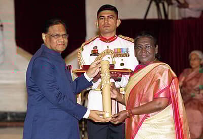 ಪಿ.ವಿ.ನರಸಿಂಹರಾವ್ ಅವರ ಪರವಾಗಿ ಪುತ್ರ ಪಿ.ವಿ.ಪ್ರಭಾಕರ ರಾವ್ ಪ್ರಶಸ್ತಿ ಸ್ವೀಕರಿಸಿದರು.