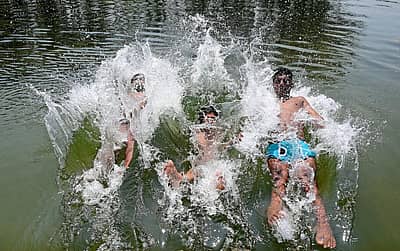 ಬಿಸಿಲು ಏರಿದಂತೆ ಜನರು ನೀರಿನ ಆಶ್ರಯತಾಣಗಳನ್ನು ಹುಡುಕುತ್ತಿದ್ದು, ಮಂಡ್ಯ ಜಿಲ್ಲೆ ಶ್ರೀರಂಗಪಟ್ಟಣ ತಾಲ್ಲೂಕಿನ ಎಡಮುರಿಯಲ್ಲಿ ಈಜಿನ ಮೋಜಿನಲ್ಲಿ ತೊಡಗಿದ್ದ ಯುವಕ/ಯುವತಿಯರು ಮೈಮನ ತಂಪಾಗಿಸಿಕೊಂಡರು.