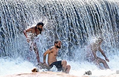 ಬಿಸಿಲು ಏರಿದಂತೆ ಜನರು ನೀರಿನ ಆಶ್ರಯತಾಣಗಳನ್ನು ಹುಡುಕುತ್ತಿದ್ದು, ಮಂಡ್ಯ ಜಿಲ್ಲೆ ಶ್ರೀರಂಗಪಟ್ಟಣ ತಾಲ್ಲೂಕಿನ ಎಡಮುರಿಯಲ್ಲಿ ಈಜಿನ ಮೋಜಿನಲ್ಲಿ ತೊಡಗಿದ್ದ ಯುವಕ/ಯುವತಿಯರು ಮೈಮನ ತಂಪಾಗಿಸಿಕೊಂಡರು.