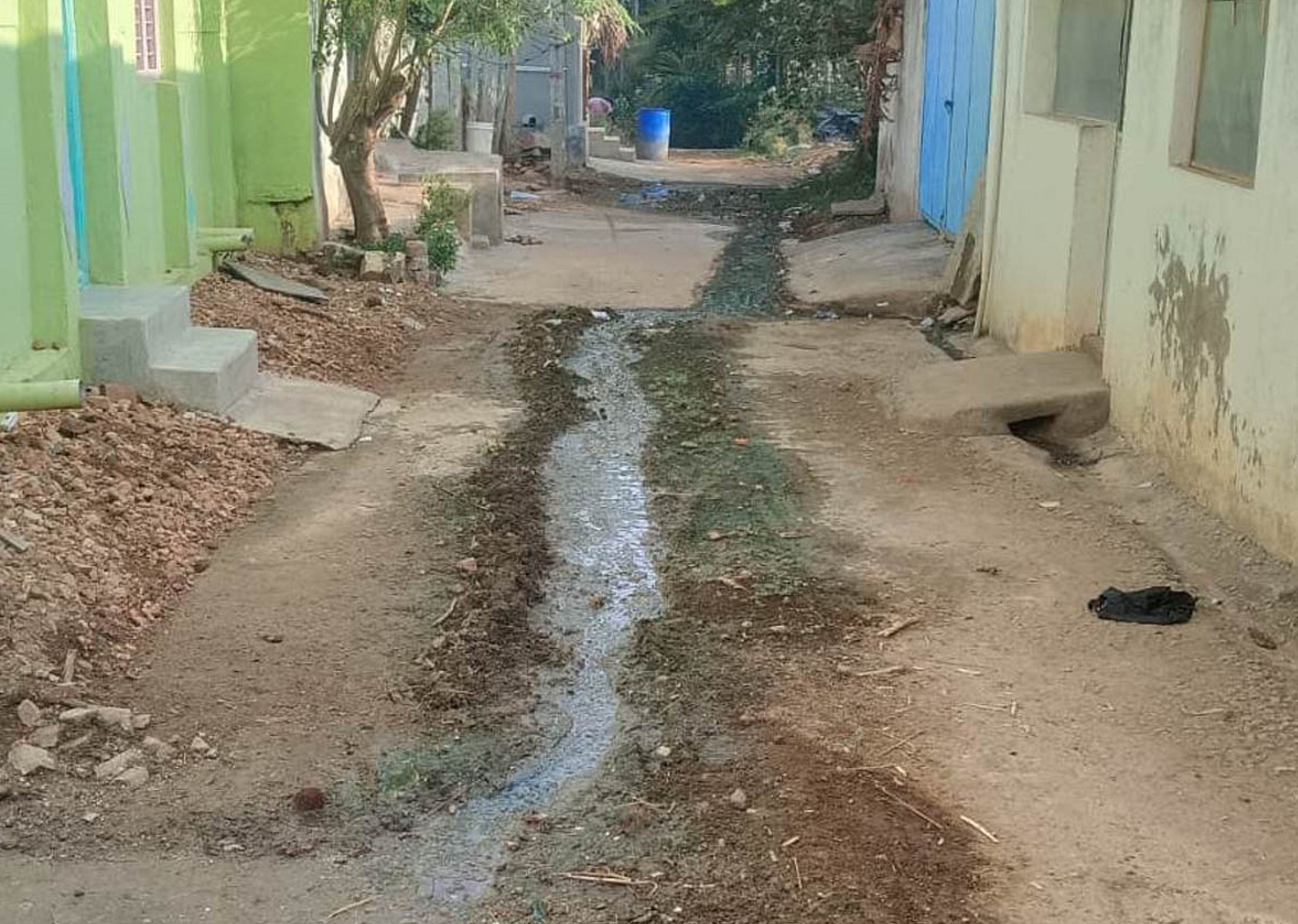 ಖಂಡೇನಹಳ್ಳಿ ಸರ್ಕಾರಿ ಹಿರಿಯ ಪ್ರಾಥಮಿಕ ಶಾಲೆ ಹಿಂಭಾಗದಲ್ಲಿ ರಸ್ತೆ ಮೇಲೆ ಹರಿಯುವ ಚರಂಡಿ ನೀರು