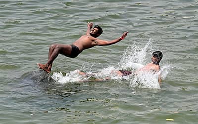 ಬಿಸಿಲು ಏರಿದಂತೆ ಜನರು ನೀರಿನ ಆಶ್ರಯತಾಣಗಳನ್ನು ಹುಡುಕುತ್ತಿದ್ದು, ಮಂಡ್ಯ ಜಿಲ್ಲೆ ಶ್ರೀರಂಗಪಟ್ಟಣ ತಾಲ್ಲೂಕಿನ ಎಡಮುರಿಯಲ್ಲಿ ಈಜಿನ ಮೋಜಿನಲ್ಲಿ ತೊಡಗಿದ್ದ ಯುವಕ/ಯುವತಿಯರು ಮೈಮನ ತಂಪಾಗಿಸಿಕೊಂಡರು.