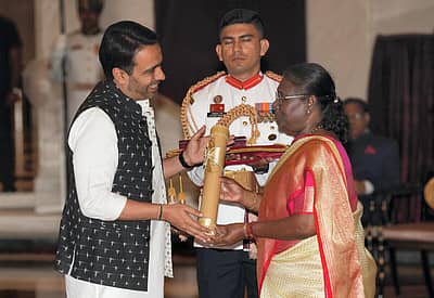 ಮಾಜಿ ಪ್ರಧಾನಿ ಚೌಧರಿ ಚರಣ್ ಸಿಂಗ್ ಪರವಾಗಿ ಮೊಮ್ಮಗ, ಆರ್ಎಲ್ಡಿ ಮುಖ್ಯಸ್ಥ ಜಯಂತ್ ಸಿಂಗ್ ಪ್ರಶಸ್ತಿಯನ್ನು ಸ್ವೀಕರಿಸಿದರು.