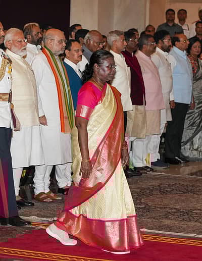 ಭಾರತ ರತ್ನ ಪ್ರದಾನ ಸಮಾರಂಭದಲ್ಲಿ ಪ್ರಧಾನಿ ನರೇಂದ್ರ ಮೋದಿ ಸೇರಿದಂತೆ ಇತರ ಗಣ್ಯರು ಭಾಗವಹಿಸಿದ್ದರು.