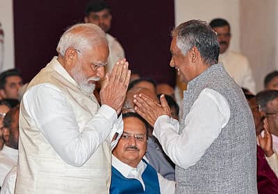 ಬಿಹಾರದ ಮಾಜಿ ಮುಖ್ಯಮಂತ್ರಿ ಕರ್ಪೂರಿ ಠಾಕೂರ್ ಅವರ ಪುತ್ರ ಜೆಡಿಯು ನಾಯಕ ರಾಮನಾಥ ಠಾಕೂರ್ ಅವರನ್ನು ಅಭಿನಂದಿಸಿದ ಪ್ರಧಾನಿ ನರೇಂದ್ರ ಮೋದಿ.