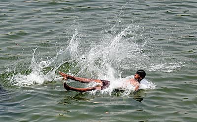 ಬಿಸಿಲು ಏರಿದಂತೆ ಜನರು ನೀರಿನ ಆಶ್ರಯತಾಣಗಳನ್ನು ಹುಡುಕುತ್ತಿದ್ದು, ಮಂಡ್ಯ ಜಿಲ್ಲೆ ಶ್ರೀರಂಗಪಟ್ಟಣ ತಾಲ್ಲೂಕಿನ ಎಡಮುರಿಯಲ್ಲಿ ಈಜಿನ ಮೋಜಿನಲ್ಲಿ ತೊಡಗಿದ್ದ ಯುವಕ/ಯುವತಿಯರು ಮೈಮನ ತಂಪಾಗಿಸಿಕೊಂಡರು.