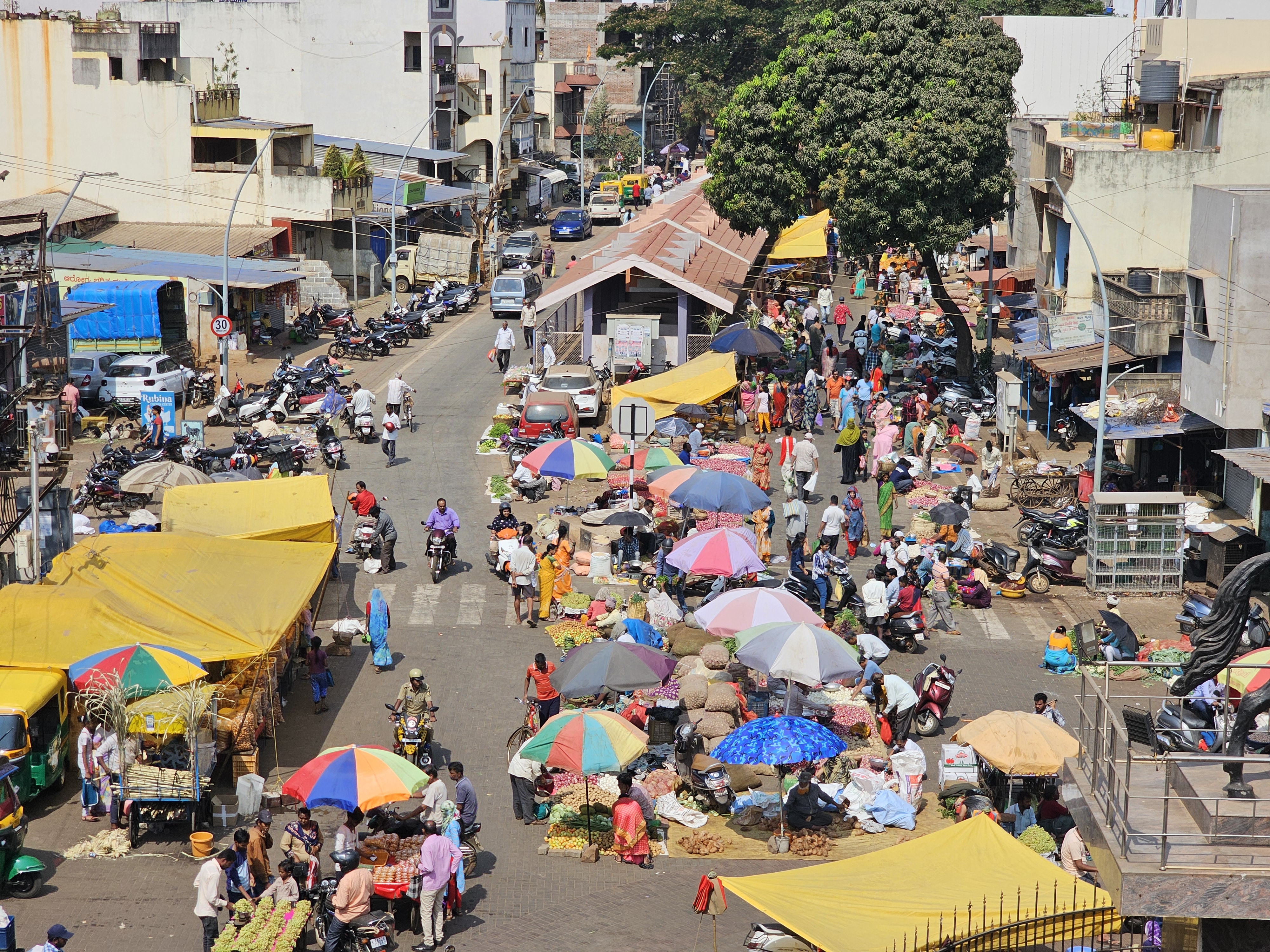 ಬೆಳಗಾವಿಯ ನಾಥಪೈ ವೃತ್ತದಿಂದ ಖಾಸಬಾಗದ ಬಸವೇಶ್ವರ ವೃತ್ತಕ್ಕೆ ಸಂಪರ್ಕ ಕಲ್ಪಿಸುವ ಮಾರ್ಗದ ರಸ್ತೆಯಲ್ಲೇ ತರಕಾರಿ ಮಾರುತ್ತಿರುವುದು– ಪ್ರಜಾವಾಣಿ ಚಿತ್ರ:ಏಕನಾಥ ಅಗಸಿಮನಿ
