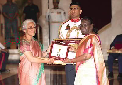 ಕೃಷಿ ವಿಜ್ಞಾನಿ ಡಾ. ಎಂ.ಎಸ್.ಸ್ವಾಮಿನಾಥನ್ ಪರವಾಗಿ ಪುತ್ರಿ ನಿತ್ಯಾ ರಾವ್ ಪ್ರಶಸ್ತಿಯನ್ನು ಸ್ವೀಕರಿಸಿದರು.