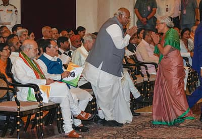 ಕೃಷಿ ವಿಜ್ಞಾನಿ ಎಂ.ಎಸ್ ಸ್ವಾಮಿನಾಥನ್ ಅವರ ಪುತ್ರಿ ನಿತ್ಯಾ ರಾವ್ ಹಾಗೂ ಕಾಂಗ್ರೆಸ್ ಅಧ್ಯಕ್ಷ ಮಲ್ಲಿಕಾರ್ಜುನ ಖರ್ಗೆ ಅವರು ಪರಸ್ಪರ ವಂದಿಸಿದರು.