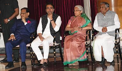 ರಾಷ್ಟ್ರಪತಿ ಭವನದಲ್ಲಿ ನಡೆದ ಭಾರತ ರತ್ನ ಪ್ರದಾನ ಸಮಾರಂಭದಲ್ಲಿ ಮಾಜಿ ಪ್ರಧಾನಿ ಪಿ.ವಿ ನರಸಿಂಹರಾವ್ ಅವರ ಪುತ್ರ ಪಿ.ವಿ ಪ್ರಭಾಕರ್ ರಾವ್, ಮಾಜಿ ಪ್ರಧಾನಿ ಚೌಧರಿ ಚರಣ್ ಸಿಂಗ್ ಅವರ ಮೊಮ್ಮಗ ಜಯಂತ್ ಸಿಂಗ್, ಕೃಷಿ ವಿಜ್ಞಾನಿ ಎಂ.ಎಸ್ ಸ್ವಾಮಿನಾಥನ್ ಅವರ ಪುತ್ರಿ ನಿತ್ಯಾ ರಾವ್ ಮತ್ತು ಬಿಹಾರದ ಮಾಜಿ ಸಿಎಂ ಕರ್ಪೂರಿ ಠಾಕೂರ್ ಪುತ್ರ ರಾಮನಾಥ್ ಠಾಕೂರ್ ಇದ್ದಾರೆ.