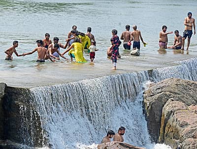ಬಿಸಿಲು ಏರಿದಂತೆ ಜನರು ನೀರಿನ ಆಶ್ರಯತಾಣಗಳನ್ನು ಹುಡುಕುತ್ತಿದ್ದು, ಮಂಡ್ಯ ಜಿಲ್ಲೆ ಶ್ರೀರಂಗಪಟ್ಟಣ ತಾಲ್ಲೂಕಿನ ಎಡಮುರಿಯಲ್ಲಿ ಈಜಿನ ಮೋಜಿನಲ್ಲಿ ತೊಡಗಿದ್ದ ಯುವಕ/ಯುವತಿಯರು ಮೈಮನ ತಂಪಾಗಿಸಿಕೊಂಡರು.
