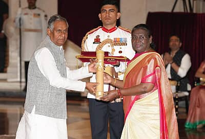 ಬಿಹಾರದ ಮಾಜಿ ಮುಖ್ಯಮಂತ್ರಿ ಕರ್ಪೂರಿ ಠಾಕೂರ್ ಅವರ ಪರವಾಗಿ ಪುತ್ರ, ಜೆಡಿಯು ನಾಯಕ ರಾಮನಾಥ ಠಾಕೂರ್ ಪ್ರಶಸ್ತಿ ಸ್ವೀಕರಿಸಿದರು.