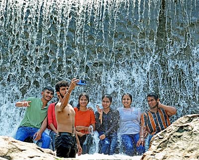 ಬಿಸಿಲು ಏರಿದಂತೆ ಜನರು ನೀರಿನ ಆಶ್ರಯತಾಣಗಳನ್ನು ಹುಡುಕುತ್ತಿದ್ದು, ಮಂಡ್ಯ ಜಿಲ್ಲೆ ಶ್ರೀರಂಗಪಟ್ಟಣ ತಾಲ್ಲೂಕಿನ ಎಡಮುರಿಯಲ್ಲಿ ಈಜಿನ ಮೋಜಿನಲ್ಲಿ ತೊಡಗಿದ್ದ ಯುವಕ/ಯುವತಿಯರು ಮೈಮನ ತಂಪಾಗಿಸಿಕೊಂಡರು.