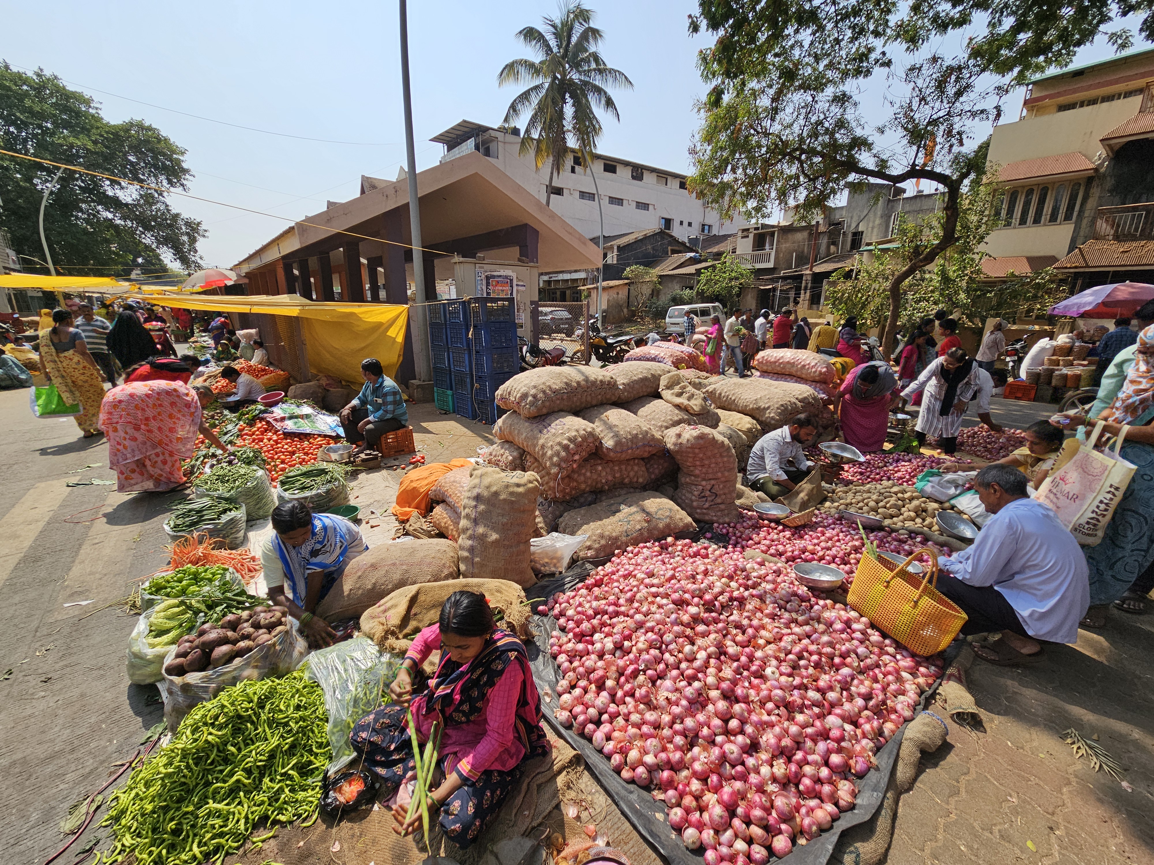 ಬೆಳಗಾವಿಯ ನಾಥಪೈ ವೃತ್ತದಿಂದ ಖಾಸಬಾಗದ ಬಸವೇಶ್ವರ ವೃತ್ತಕ್ಕೆ ಸಂಪರ್ಕ ಕಲ್ಪಿಸುವ ಮಾರ್ಗದ ರಸ್ತೆಯಲ್ಲೇ ತರಕಾರಿ ಮಾರುತ್ತಿರುವುದು