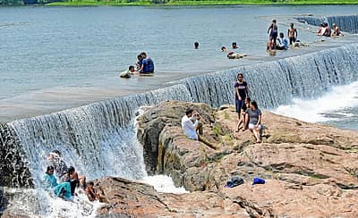 ಬಿಸಿಲು ಏರಿದಂತೆ ಜನರು ನೀರಿನ ಆಶ್ರಯತಾಣಗಳನ್ನು ಹುಡುಕುತ್ತಿದ್ದು, ಮಂಡ್ಯ ಜಿಲ್ಲೆ ಶ್ರೀರಂಗಪಟ್ಟಣ ತಾಲ್ಲೂಕಿನ ಎಡಮುರಿಯಲ್ಲಿ ಈಜಿನ ಮೋಜಿನಲ್ಲಿ ತೊಡಗಿದ್ದ ಯುವಕ/ಯುವತಿಯರು ಮೈಮನ ತಂಪಾಗಿಸಿಕೊಂಡರು.