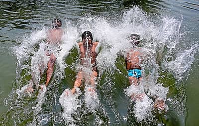 ಬಿಸಿಲು ಏರಿದಂತೆ ಜನರು ನೀರಿನ ಆಶ್ರಯತಾಣಗಳನ್ನು ಹುಡುಕುತ್ತಿದ್ದು, ಮಂಡ್ಯ ಜಿಲ್ಲೆ ಶ್ರೀರಂಗಪಟ್ಟಣ ತಾಲ್ಲೂಕಿನ ಎಡಮುರಿಯಲ್ಲಿ ಈಜಿನ ಮೋಜಿನಲ್ಲಿ ತೊಡಗಿದ್ದ ಯುವಕ/ಯುವತಿಯರು ಮೈಮನ ತಂಪಾಗಿಸಿಕೊಂಡರು.