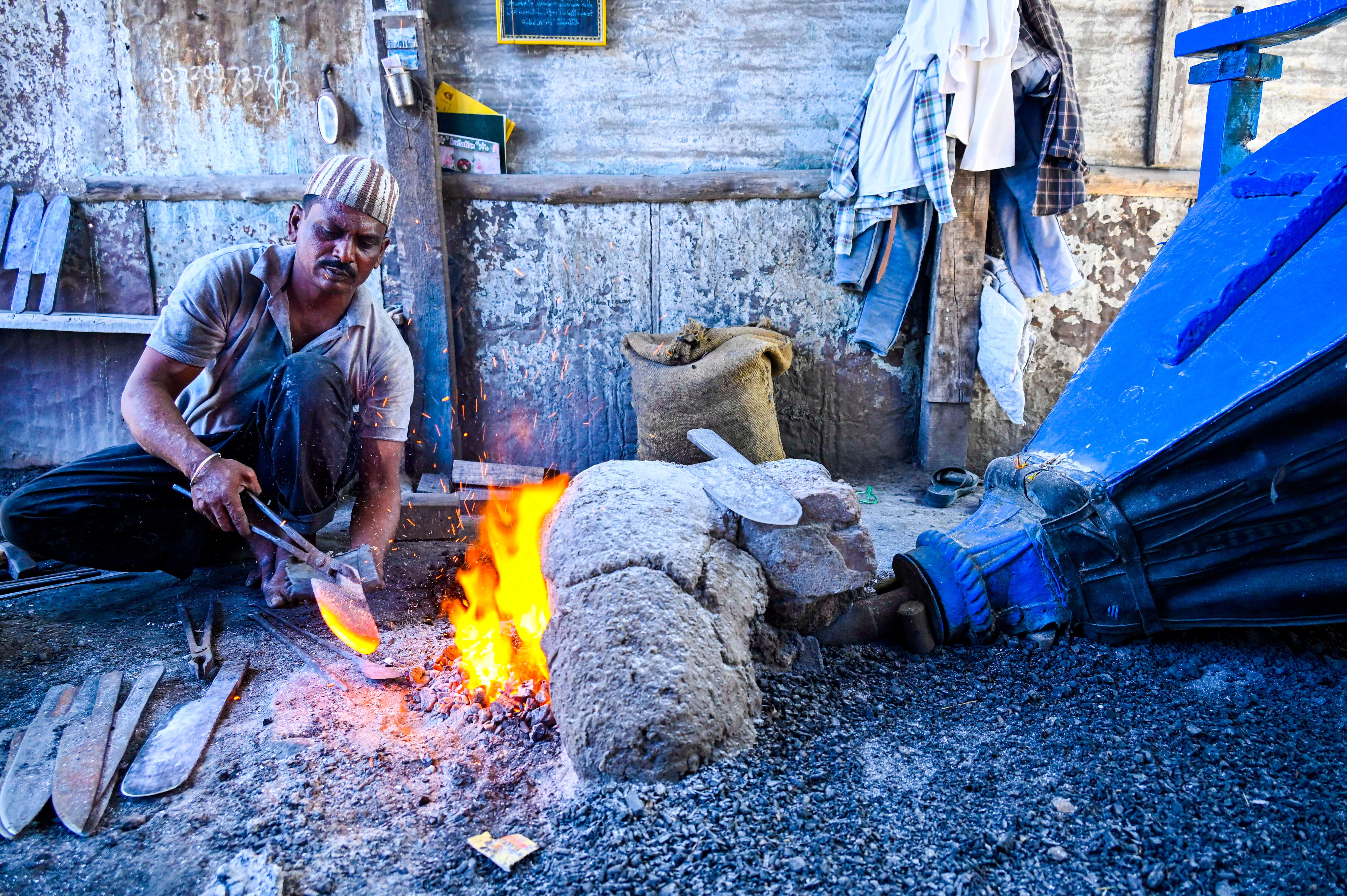 ಕಲಬುರಗಿಯ ಬಂಬೂ ಬಜಾರ್ನಲ್ಲಿ ಕುಲುಮೆ ಕೆಲಸದಲ್ಲಿ ತೊಡಗಿರುವ ಕಮ್ಮಾರ – ಪ್ರಜಾವಾಣಿ ಚಿತ್ರ/ತಾಜುದ್ದೀನ್ ಆಜಾದ್