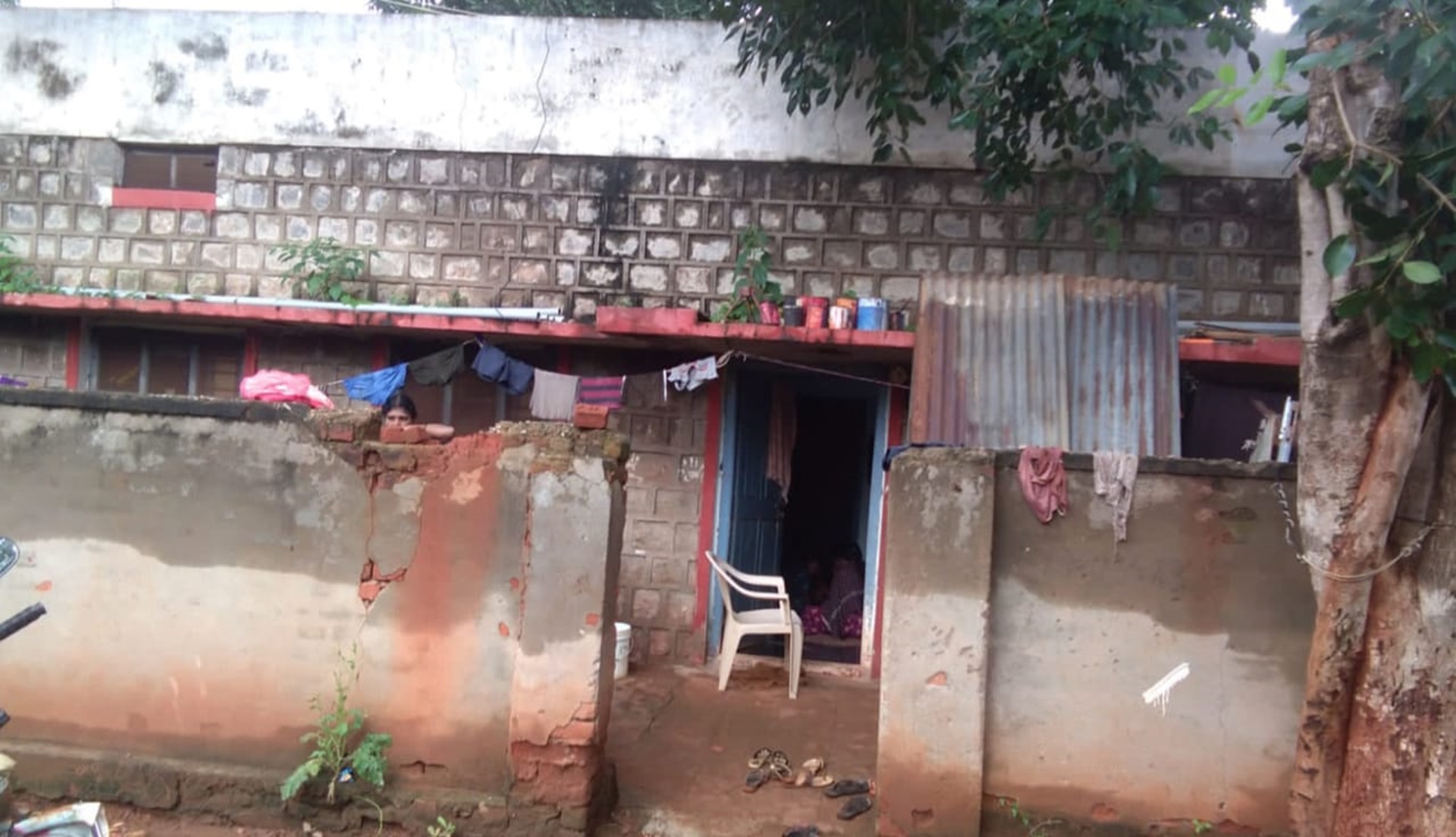 ಮನೆಗಳಿಲ್ಲದ್ದರಿಂದ ನೀರಾವರಿ ಇಲಾಖೆಯ ಕಟ್ಟಡಗಳಲ್ಲಿ ವಾಸಿಸುತ್ತಿರುವ ಮುಂಡರಗಿ ತಾಲ್ಲೂಕಿನ ಹಳೆಶಿಂಗಟಾಲೂರ ಗ್ರಾಮದ ಪ್ರವಾಹ ಪೀಡಿತ ಕುಟುಂಬಗಳು