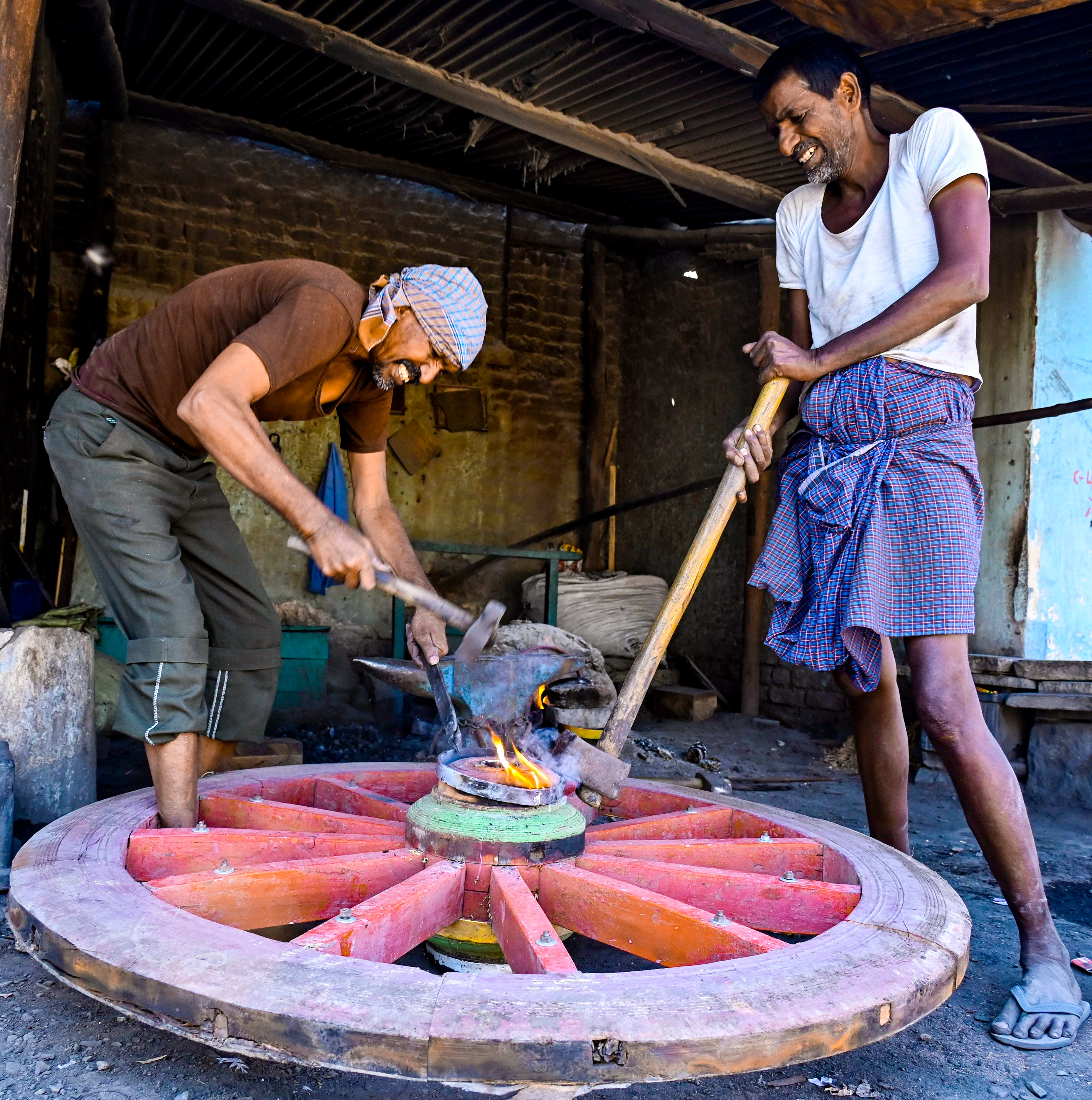 ಕಲಬುರಗಿಯ ಬಂಬೂ ಬಜಾರ್ನಲ್ಲಿ ಕುಲುಮೆ ಕೆಲಸದಲ್ಲಿ ತೊಡಗಿರುವ ಕಾರ್ಮಿಕರು –ಪ್ರಜಾವಾಣಿ ಚಿತ್ರ/ತಾಜುದ್ದೀನ್ ಆಜಾದ್