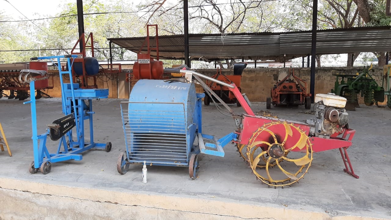 ರಾಯಚೂರು ಕೃಷಿ ಎಂಜಿನಿಯರಿಂಗ್ ಕಾಲೇಜಿನ ಕೃಷಿ ಯಂತ್ರೋಪಕರಣಗಳ ಹಾಗೂ ತಾಂತ್ರಿಕ ವಿಭಾಗದಲ್ಲಿ ಇಡಲಾದ ಬಹು ಉಪಕರಣ ಅಳವಡಿಸುವ ಯಂತ್ರಗಳು