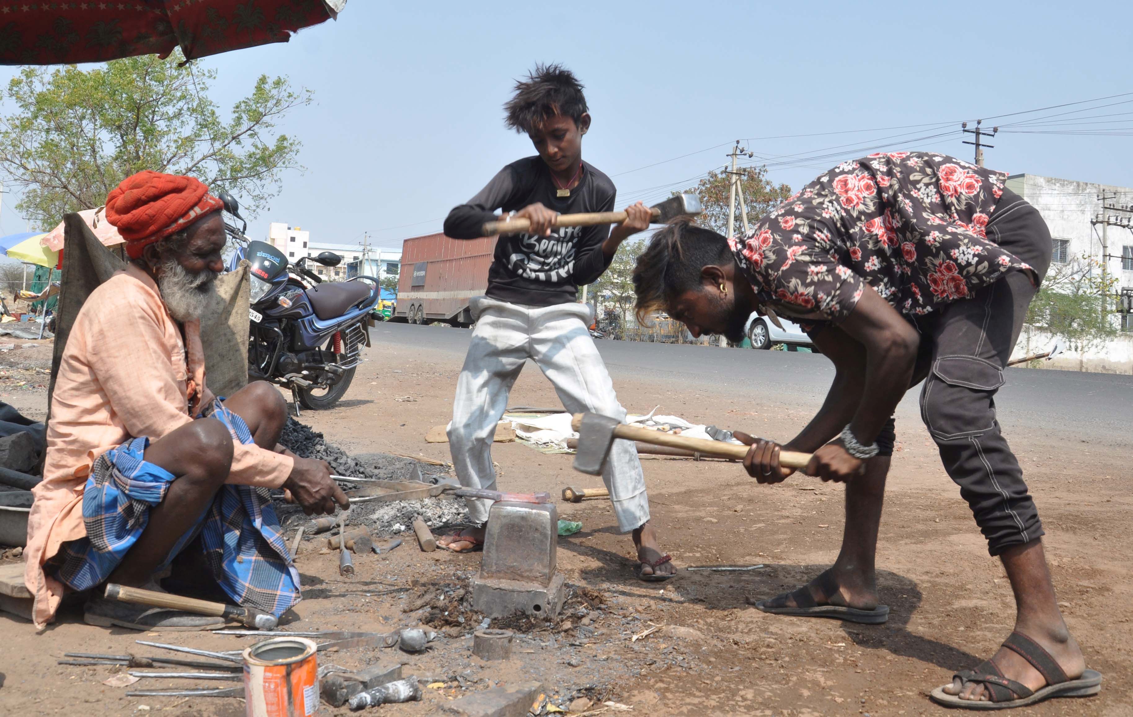 ವಿಜಯಪುರದ ಸೋಲಾಪುರ ರಸ್ತೆ ಬದಿ ಕಬ್ಬಿಣವನ್ನು ಹದಗೊಳಿಸಿ ಬಡಿಯುತ್ತಿರುವ ಲೋಹರ್ ಸಮುದಾಯದವರು
–ಪ್ರಜಾವಾಣಿ ಚಿತ್ರ: ಸಂಜೀವ ಅಕ್ಕಿ
