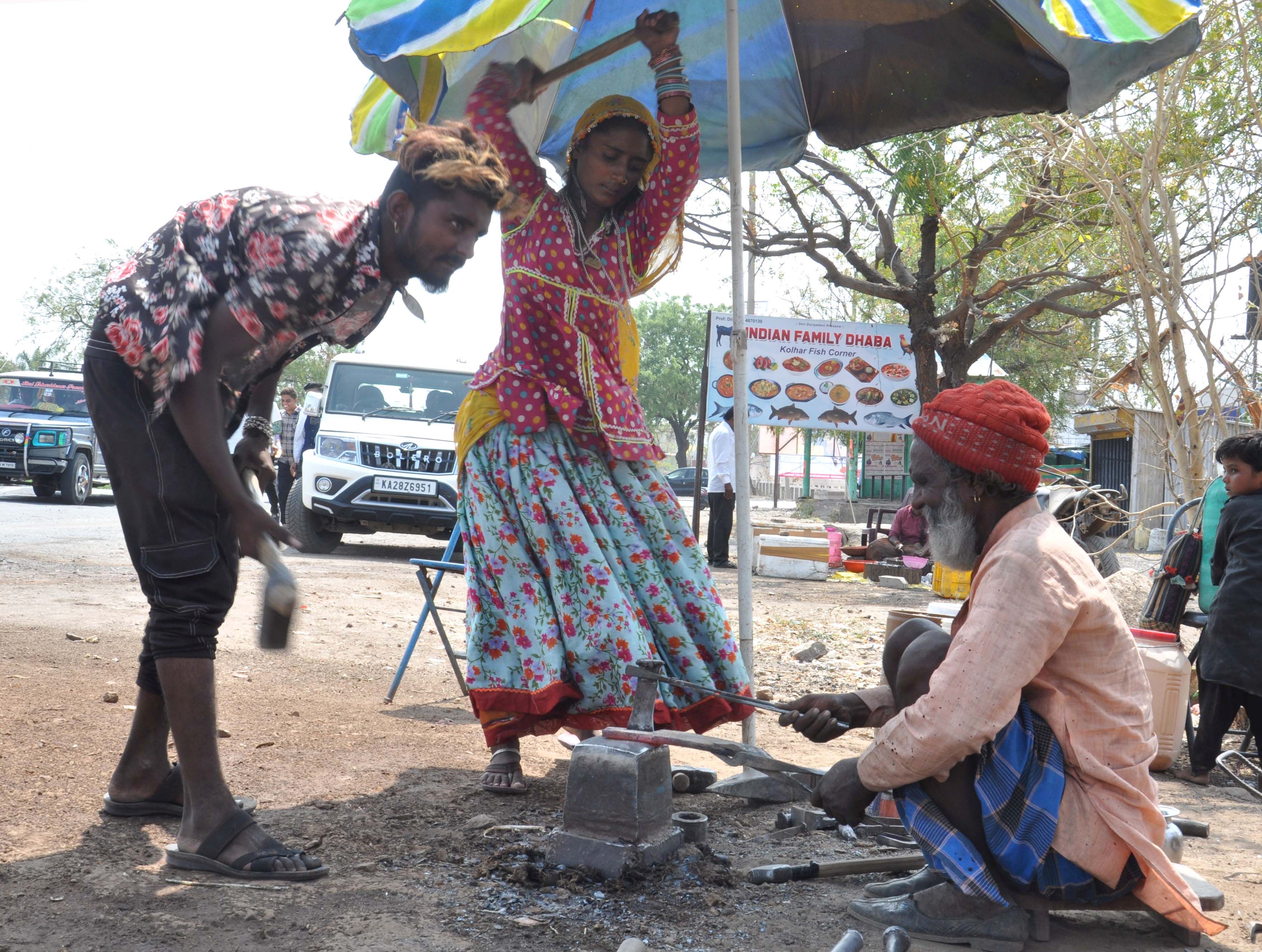 ವಿಜಯಪುರದ ಸೋಲಾಪುರ ರಸ್ತೆ ಬದಿ ಕಬ್ಬಿಣವನ್ನು ಹದಗೊಳಿಸಿ ಬಡಿಯುತ್ತಿರುವ ಲೋಹರ್ ಸಮುದಾಯದವರು
–ಪ್ರಜಾವಾಣಿ ಚಿತ್ರ: ಸಂಜೀವ ಅಕ್ಕಿ