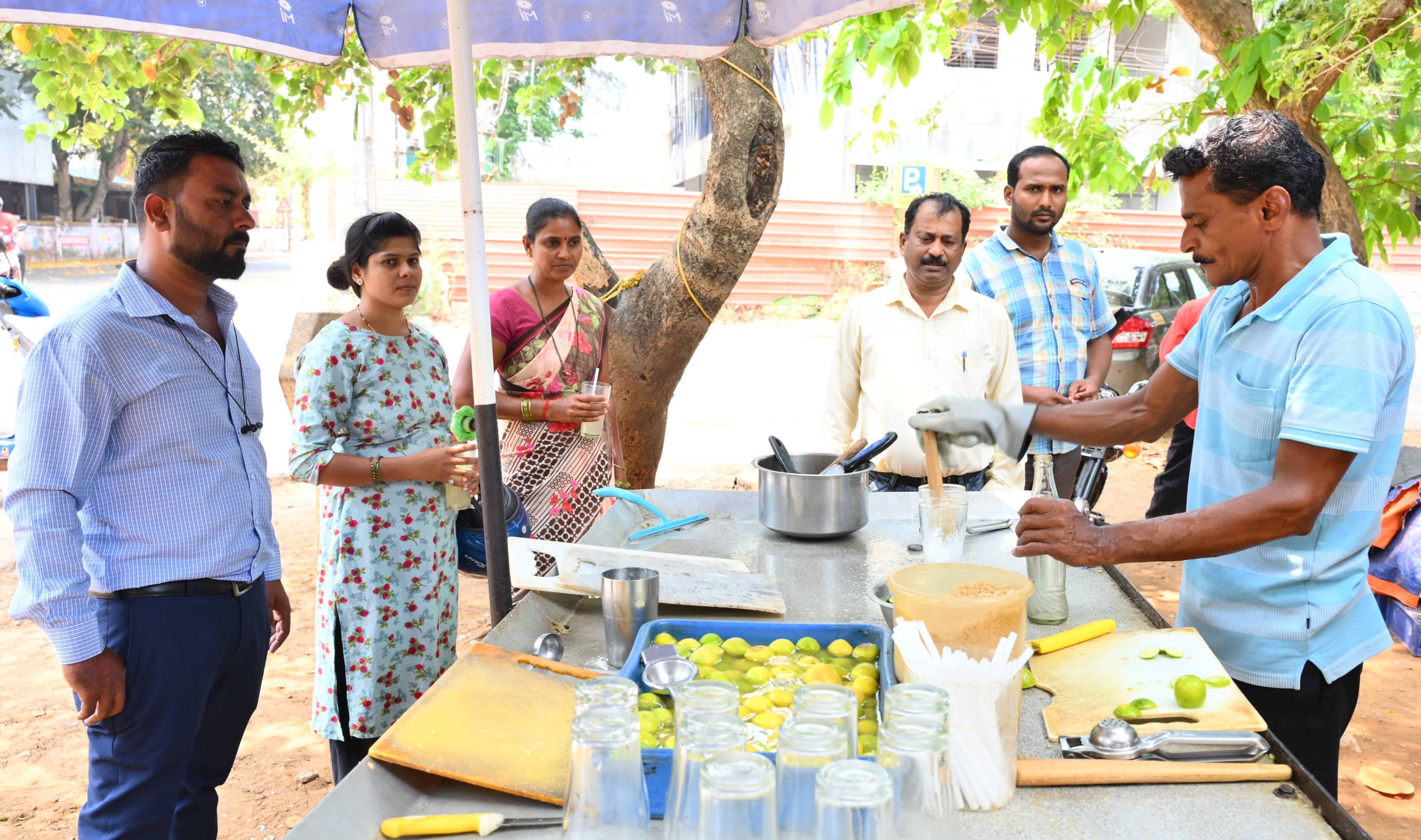 ಕಾರವಾರದಲ್ಲಿ ರಸ್ತೆಬದಿಯಲ್ಲಿ ಲಿಂಬು ಶರಬತ್ ವ್ಯಾಪಾರ ಜೋರಾಗಿದೆ.